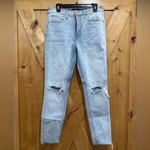 Free Assembly skinny high-rise Sz 12
Holes in knees